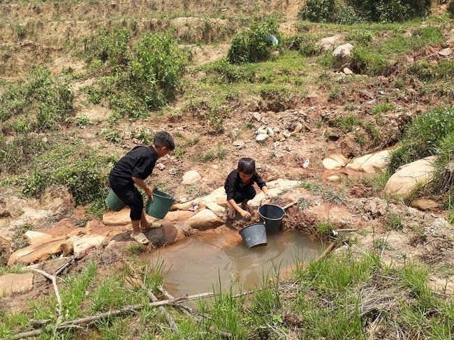 gieng nuoc sach cho em 4 Chương trình Giếng nước sạch cho em   Điểm trường Chiềng On