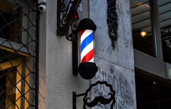 dung cu trang tri barbershop 1 e1716344931973 Cách trang trí barber shop ấn tượng, thu hút khách hàng